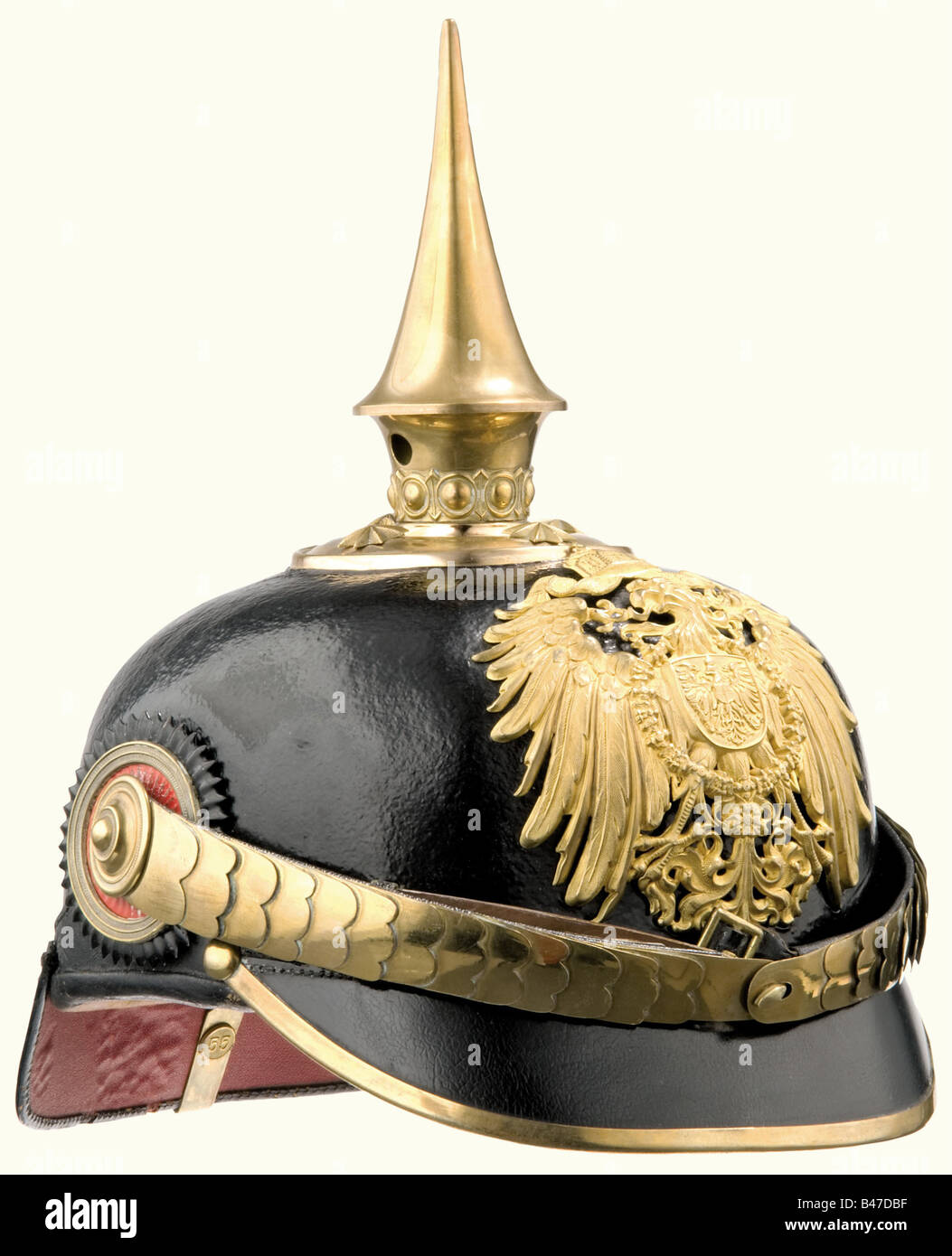 Un casque pour un haut fonctionnaire, style porté après 1914 crâne de cuir noir, meubles dorés, plaque dorée, base disque avec épingles à étoiles et un pic lisse et élevé. Écailles de quintailles métalliques plates sur les rosettes épinglées. Version de l'officier de la cocarde impériale. Bandeau en cuir marron et doublure en soie côtelée de couleur olive. Taille 55. Historique, historique, 1910, XXe siècle, Empire allemand, Allemagne, impérial, objet, objets, photos, découpage, découpe, découpe, coupure, militarie, arme, armes, armes, armes, armes, uniforme, pièce, pièces, Banque D'Images