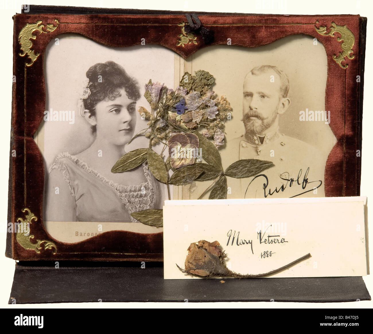 Archduke Rudolf, Mary Vetsera - photographies, autographe original du prince héritier et carte avec autographe de sa maîtresse. Etui en cuir estampé d'or, à l'intérieur d'un cadre en velours gaufré d'or décoré de fleurs pressées. 25 x 18 cm. Personnes, XIXe siècle, Imperial, Autriche, autrichien, monarchie du Danube, Empire, objet, objets, photos, coupures, coupures, découpe, découpes, homme, homme, homme, homme, homme, homme, homme, homme, homme, Banque D'Images