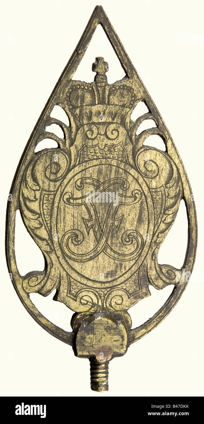 Un poteau de drapeau finial pour un Saxon Dukedom, milieu/fin du XVIIIe siècle. Laiton doré gravé. Une cartouche rocaille ornée d'une orée portant le manteau saxon des bras et la couronne de l'électeur sur le côté obverse, et un monogramme inversé 'F' sur le dos. Hauteur 13 cm. Le monogramme fait référence soit à Friedrich III de Saxe-Coburg-Gotha (1699 - 1732 - 1772), soit à Friedrich de Saxe-Hildburghausen (1763 - 1780 - 1834). Historique, XIXe siècle, XVIIIe siècle, Saxe, Saxe, Saxe, Saxe, Saxe, Allemagne, Allemagne, objet, objets, photos, coupures, coupures, coupures, coupures, coupures, coupures, coupures, coupures, coupures, coupures, coupures Banque D'Images