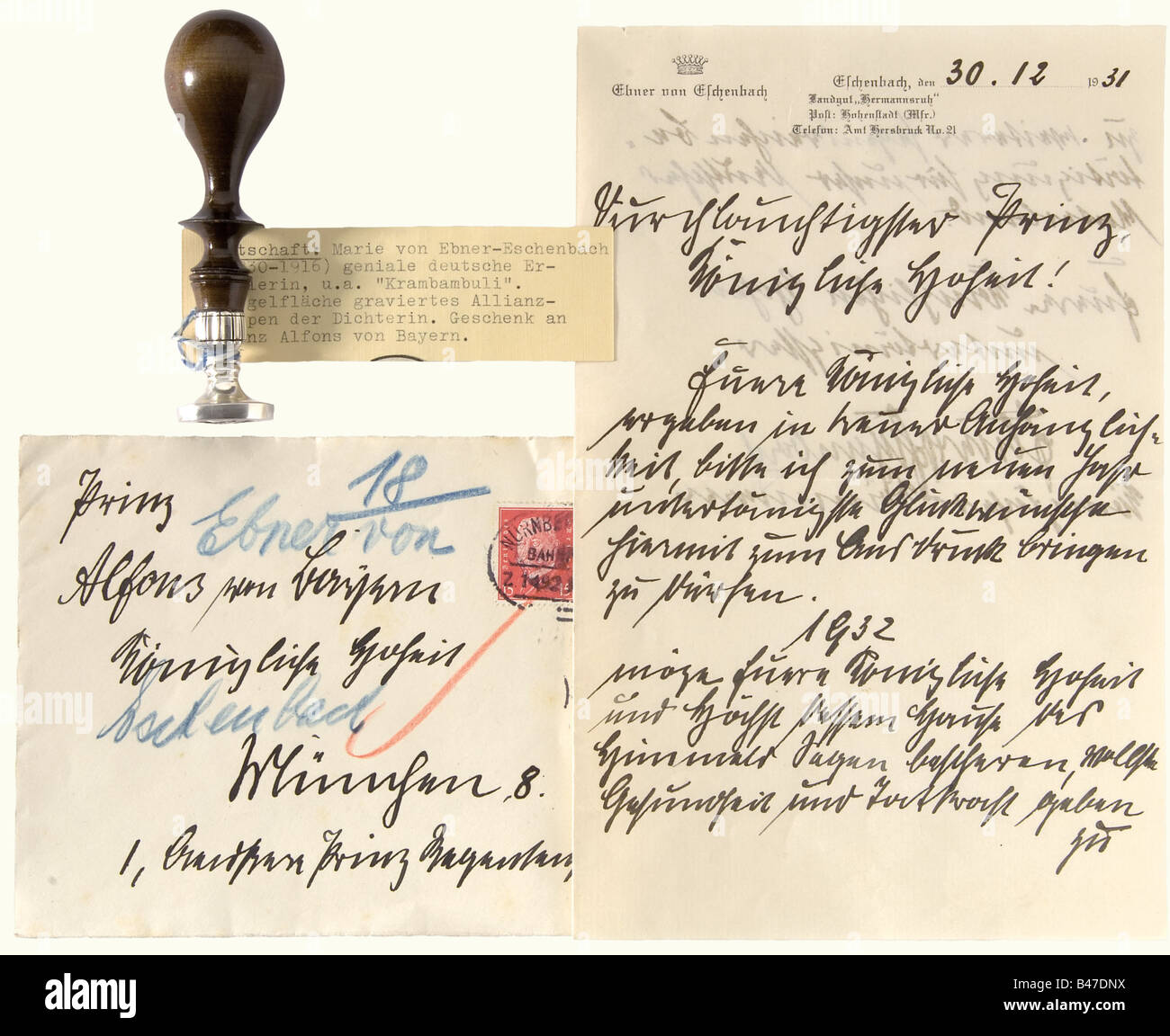 Marie von Ebner-Eschenbach (1830-1916) - un joint., joint argent avec une poignée en bois à écrou tourné. Sur la surface du joint, la signature gravée « Marie Ebner », au-dessus de la couche combinée des bras avec la couronne du baron. Hauteur 100 mm. Joint une lettre manuscrite du roi bavarois chamberlain von Ebner-Eschenbach au prince Alfons de Bavière, datée d'Eschenbach, le 30 décembre 1931, avec les meilleurs voeux pour 1932. On y trouve également des photographies de l'auteur et de son mari par la photographe de la cour Angerer à Vienne. Marie Ebner-Eschenbach, auteur autrichien et le plus important Allemand-l, Banque D'Images