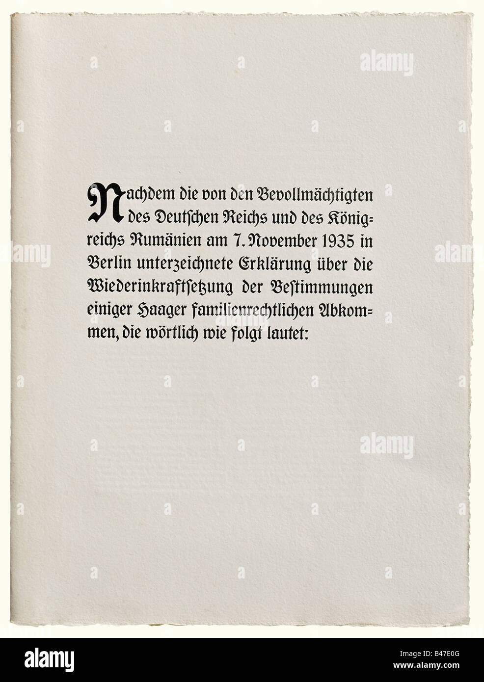 Un certificat de ratification, pour la « Déclaration De Reprise de l'application de certains accords de la Haye de droit de la famille ». Traité dans un dossier en cuir rouge foncé estampillé or, doublure en soie verte, cordon rouge-noir. Le texte de l'accord est en allemand et en yougoslave. Les signatures originales d'Adolf Hitler et du ministre des Affaires étrangères de l'époque von Neurath figurent sur la dernière page avec le sceau aveugléré, daté de Berlin le 11 décembre 1935.' historique, historique, 1930, XXe siècle, NS, National socialisme, Nazisme, Third Reich, German Reich, Germany, German, Na, Banque D'Images