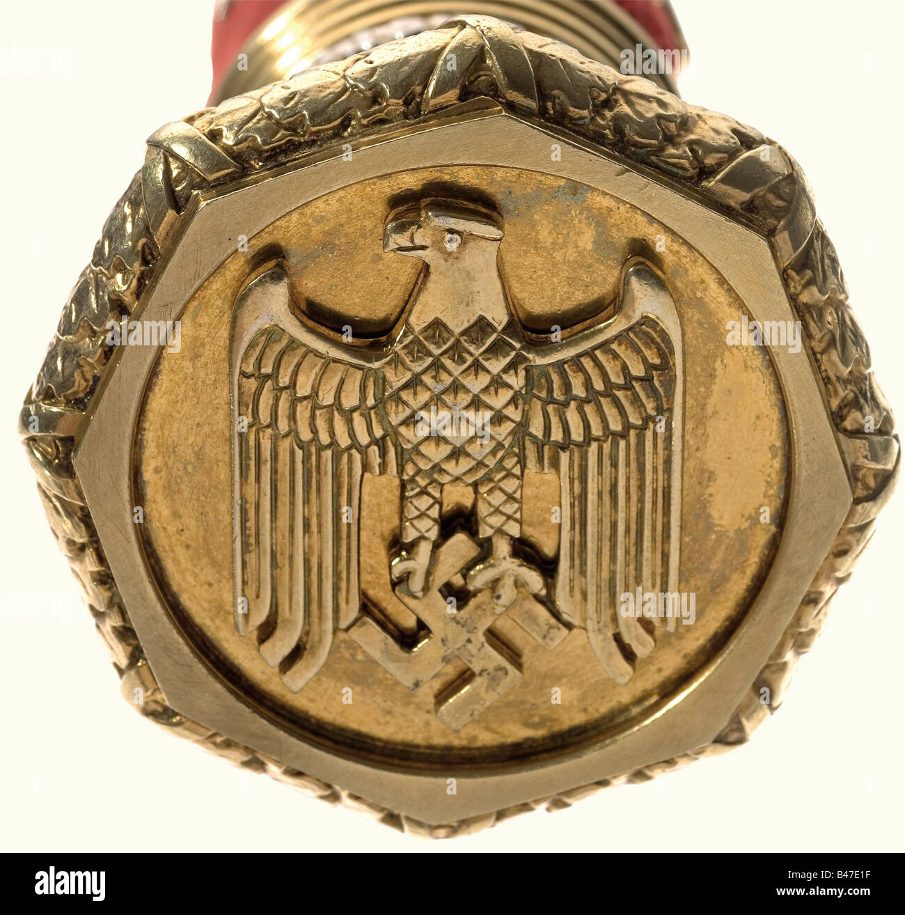 Le maréchal Erwin Rommel (1891 - 1944) - le Bâton d'un maréchal, un bijoutier fait la reproduction du bâton de son maréchal, décerné le 22 juin 1942, un jour après la bataille de Tobruk. Argent, plaqué or dans les endroits, bon savoir-faire. L'arbre est recouvert de velours rouge avec des aigles nationaux superposés et des croix de fer. Boutons de finition plaqués or avec feuilles de chêne liées, décorés d'une croix de fer sur le dessus et avec l'aigle national sur le fond. Entouré par le dévouement dans les lettres gothiques 'er Führer dem Generalfeldmarschall Rommel' (Le Führer au maréchal Ro, Banque D'Images