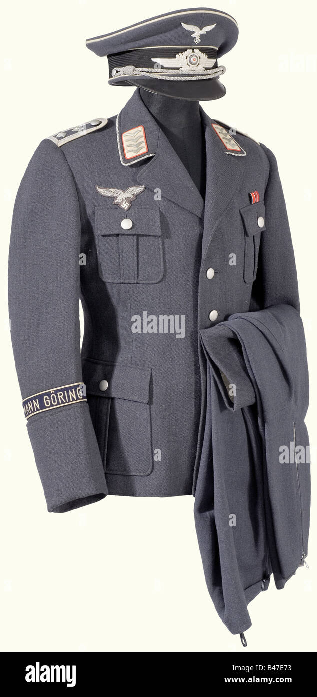 Un uniforme de marche pour un Oberfähnrich (candidat officier), du bataillon d'artillerie du Régiment Hermann Göring. Capuchon de visière de la gabardine bleue Luftwaffe avec bande de capuchon mohair noir et passepoil blanc. Insignes en aluminium, cordon d'argent, doublure en soie grise avec étiquette de fabricant 'L.V.A. - Verkaufsabteilung Der Luftwaffe - Berlin'. (L.V.A. - Division Des Ventes De La Luftwaffe- Berlin). Tunique de gabardine bleu Luftwaffe, boutons argentés, col avec dentelle argentée environnante et bandes de col blanc avec passepoil rouge. Planches à épaulement cousues avec tuyauterie blanche. sil brodé, Banque D'Images