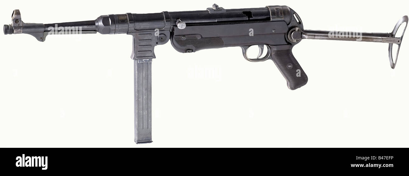 Un pistolet de sous-machine modèle 40 (MP 40), code 'ayf 41', calibre 9 mm Parabellum, no 5185. Aucun numéro correspondant. Alésage brillant. 32 tours. Produit par Erma à Erfurt en 1941. Sur le carter marqué 'P 40 / ayf / 41'. Plusieurs marques d'acceptation WAA. Finition ombragée et tachetée, patinée partiellement marron, taches légères sur la poignée et le repose-épaules. Pas de rouille du tout. Panneaux de stock et de poignée en bakélite marron-noir, intacts sauf quelques rayures. Le magazine bleuté portant la marque « M.P.38 u.40 », code « kur » avec l'acceptation « WaA815 » pour Steyr-Daimler-Puch, Graz. Très beau et attar, Banque D'Images