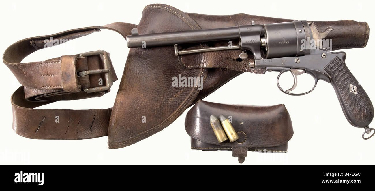 Un revolver militaire Gasser modèle 1870, calibre 11,2 mm, no 33668. Numéros correspondants. Alésage brillant. Sur le côté gauche du corps de fourreau marqué 'Gasser / Wien', sur le côté supérieur, l'acceptation 'T - Dpla - 871', sur le cylindre 'JG 71'. Repère d'unité '72 R / 35'. Presque complète bleuissement original, partiellement légèrement spotty, plus ainsi sur la sangle arrière avec la patine brune. Marteau et gâchette de couleur renforcé, éjecteur usé. Empiècements en noyer marron foncé sans faille. Anneau de cordon. Très bon et presque nouveau. Cet état arrive rarement. Avec l'original, Banque D'Images
