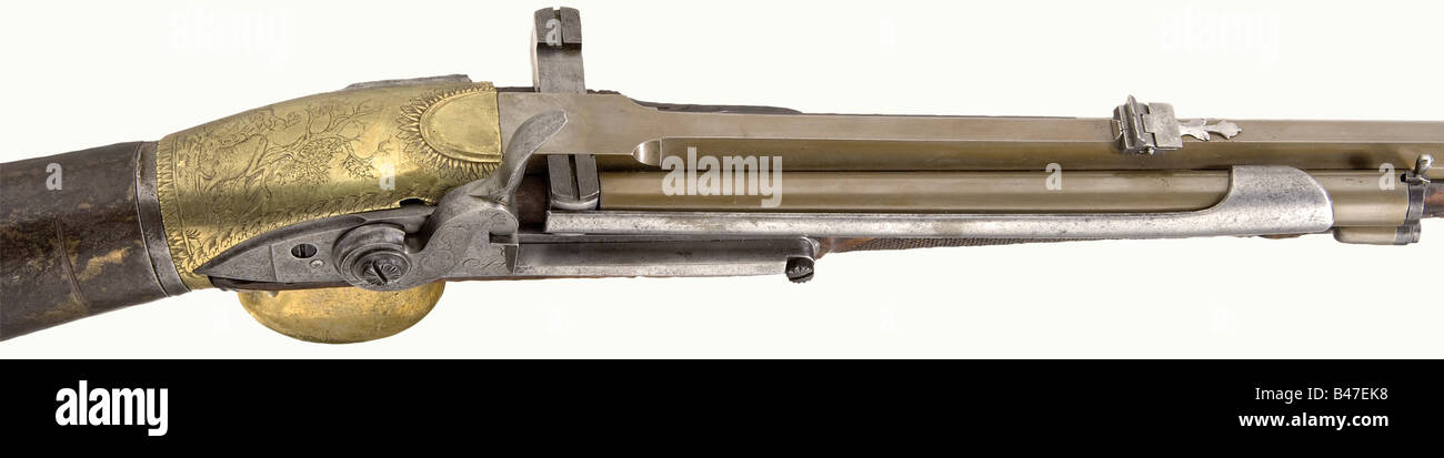Une carabine à air répétitif, Girandoni action, Ernst August Störmer à Herzberg, vers 1820/30. Corps octogonal (reblacé) avec huit rainures en calibre 10 mm. Vue arrière repliable en fer à queue d'aronde et vue avant en laiton. Bloc-cylindres conique coulissant à ressort. Magasin monté sur le côté pour 20 billes rondes. Récepteur en laiton moulé finement gravé avec un chien allongé à côté d'un cerf mort sous un arbre verdoyant, et le reste du mobilier en laiton est également finement gravé avec des thèmes de chasse. La serrure en fer est également gravée, et signée 'Schörmer'. Déclenchement des cheveux. La plaque latérale b, Banque D'Images