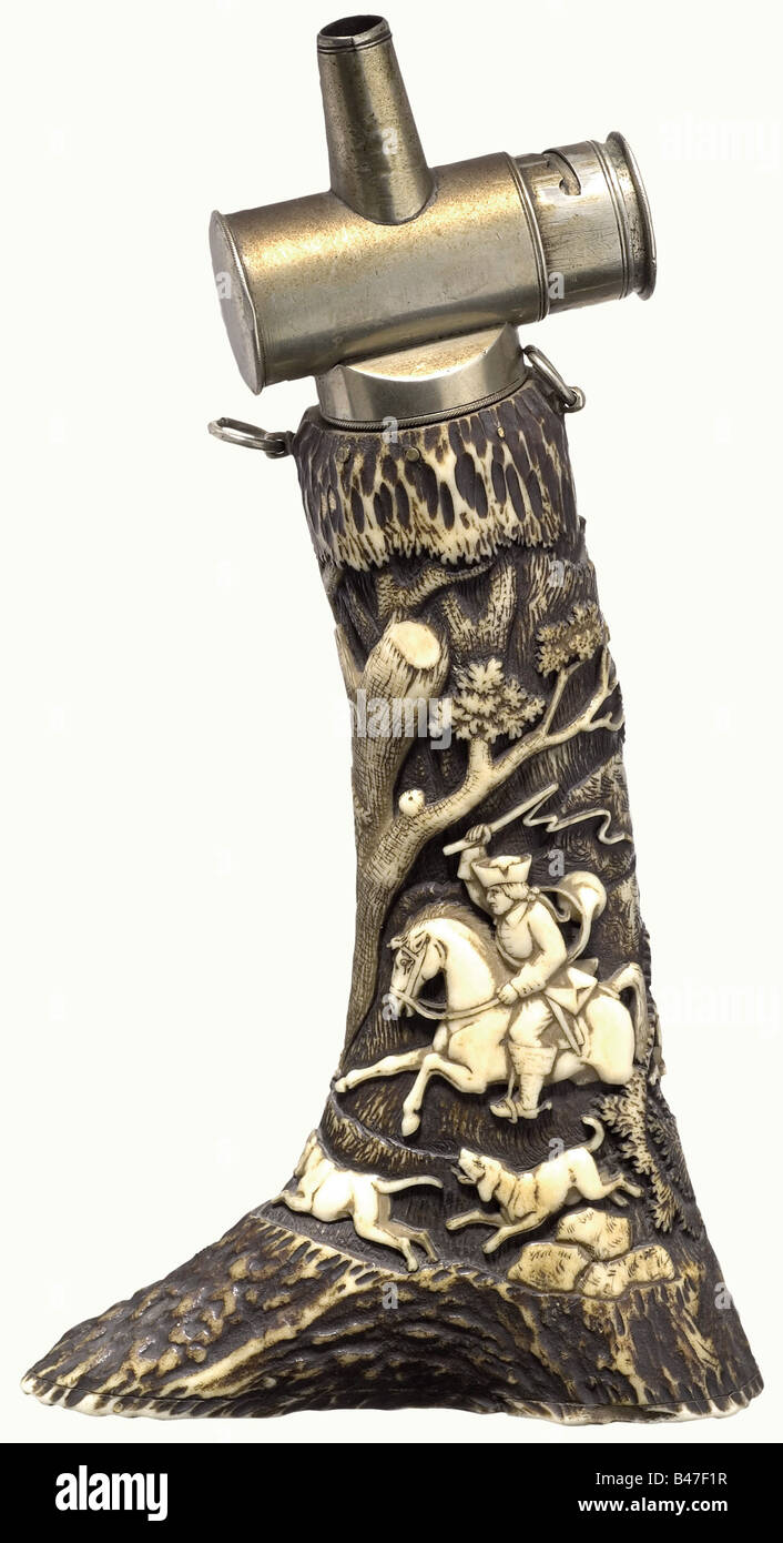 Une fiole en poudre allemande sculptée, XIXe siècle. Fabriqué à partir d'un fourré taillé tout autour avec des scènes de chasse, monté des chasseurs à cheval pour les hounds poursuivant un cerf. Les vis de la buse vernie, à ressort, argent nickel sont dévissées. La sculpture impressionnante affiche un savoir-faire exceptionnel. Hauteur 20,5 cm. De manière stylistique, cette pièce peut être attribuée à l'œuvre du Maître Meininger Leberecht Schulz et de son fils, dont le travail a une belle réputation sur une vaste zone. Historique, historique, XIXe siècle, ballon à poudre, accessoire, accessoires, militaire, militaria, objet, objets, , Banque D'Images