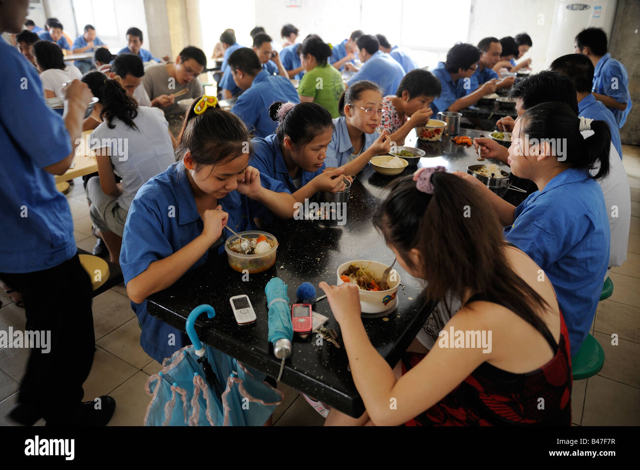Les travailleurs ont le déjeuner dans un moule industriel Usine de Dongguan, Guangdong, Chine. 20-Sep-2008 Banque D'Images