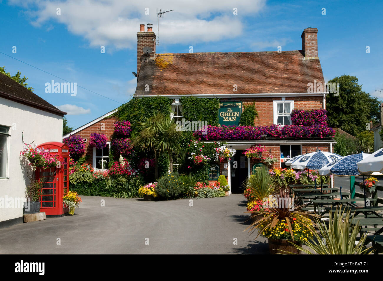 Pub typiquement anglais dans l'heure d'été entouré de fleurs d'été, situé à Wimborne, Dorset, England, UK Banque D'Images