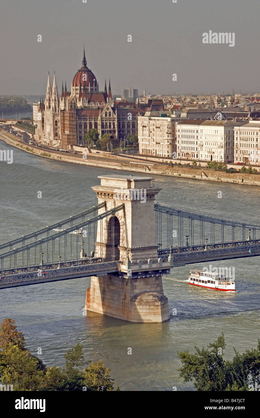 Pont des chaînes de Budapest sur Danube avec le Parlement dans le contexte le côté Pest Banque D'Images