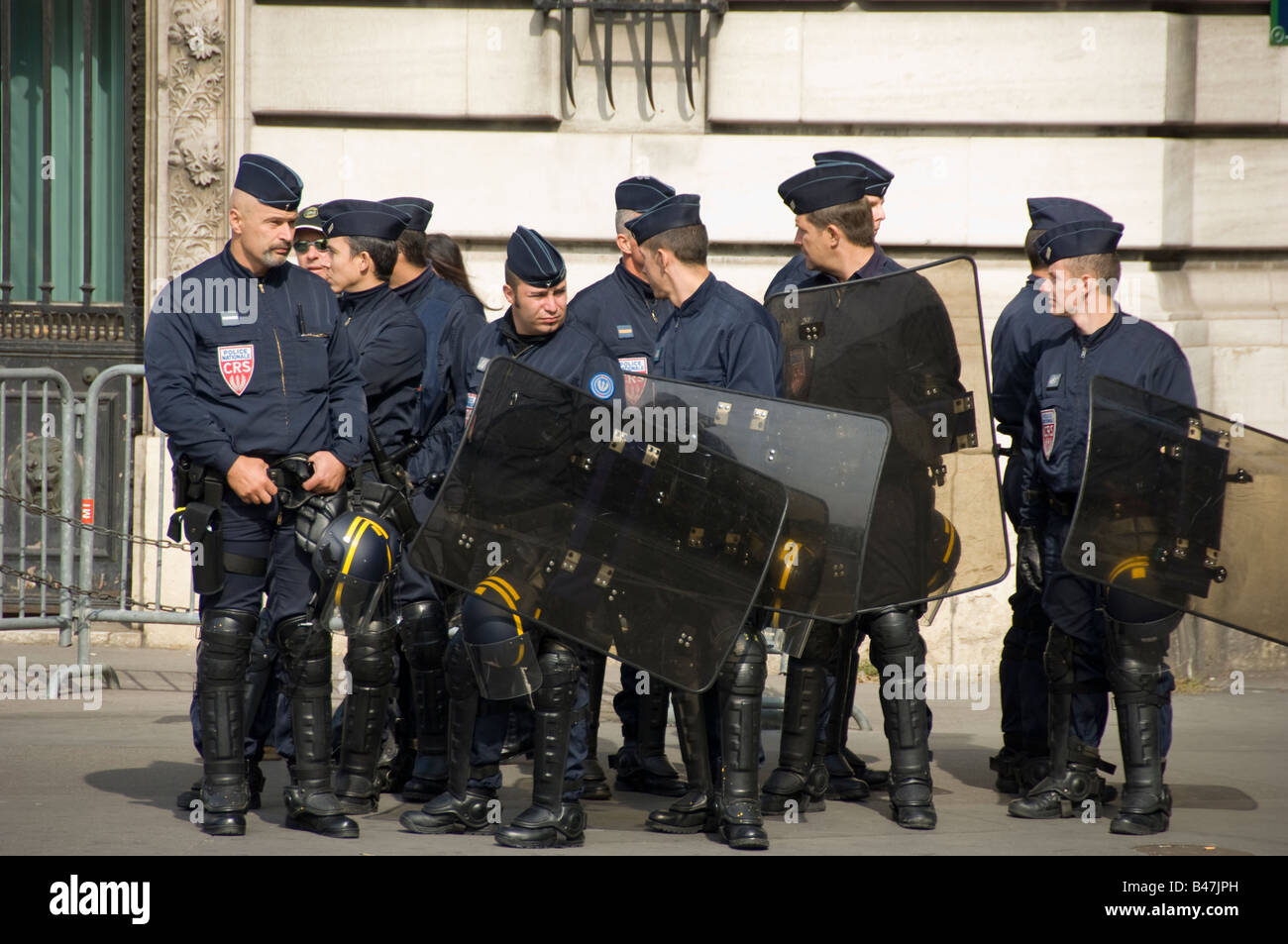 Police Nationale française en tenue de l'extérieur d'un bâtiment public à  Paris Photo Stock - Alamy
