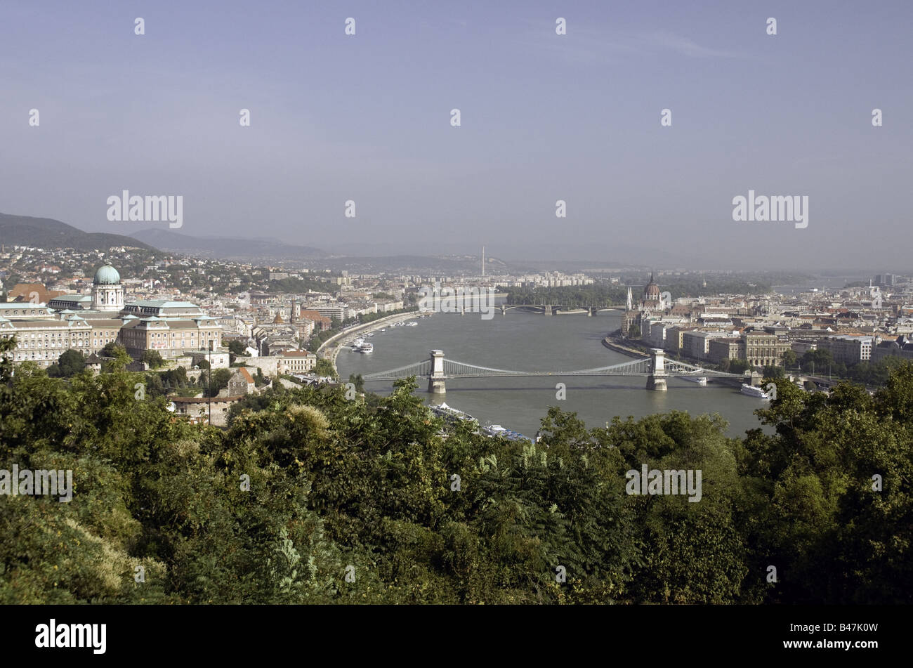 Danube à Budapest avec le pont à chaînes dans le centre et le château de Buda Hill à gauche Banque D'Images