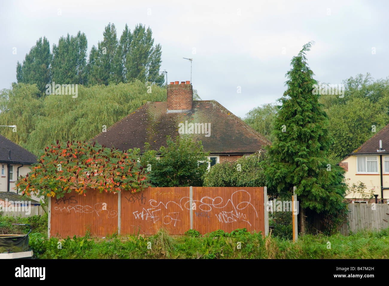 Une terrasse de maisons vu du Grand Union Canal Uxbridge Hillingdon Angleterre UK Banque D'Images