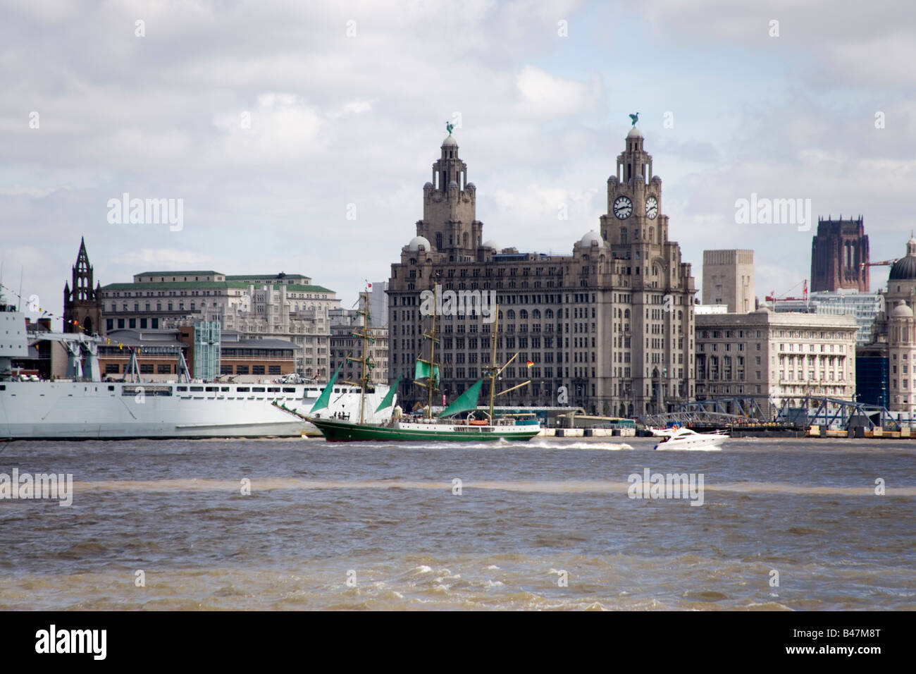 Le voilier allemand Alexander von Humboldt la course des grands voiliers à la parade à Liverpool navigation sur la Mersey Banque D'Images