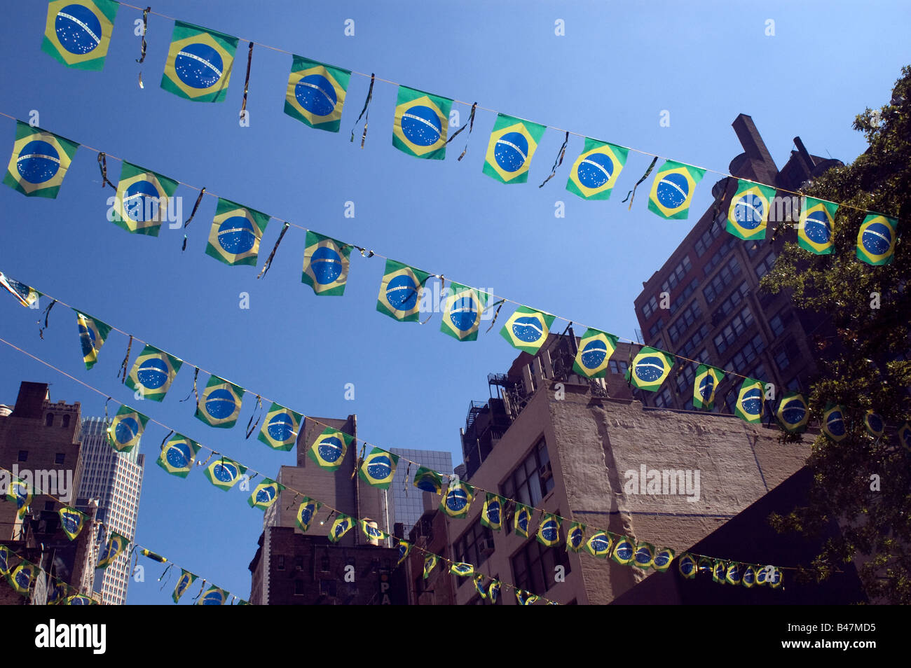 Je vois des drapeaux au-dessus de lui à la 24e édition du Festival à jour Brésil Brésil peu à New York Banque D'Images