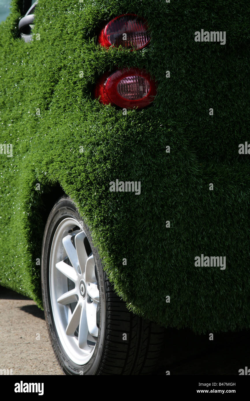 Smart car couvert de gazon artificiel Banque D'Images