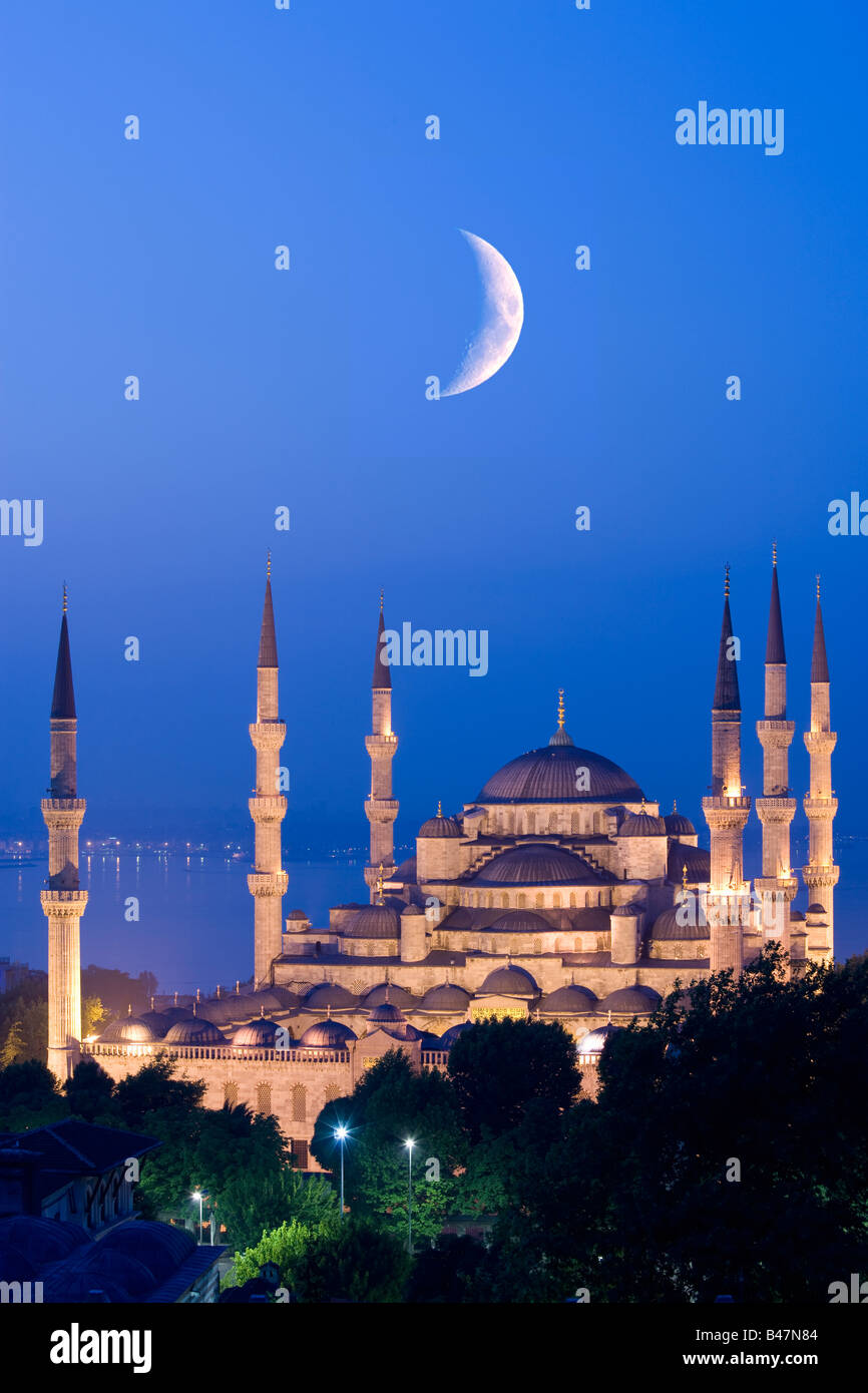 Croissant de lune plus de Mosquée Sultan Ahmed Mosquée Bleue Istanbul Turquie Banque D'Images