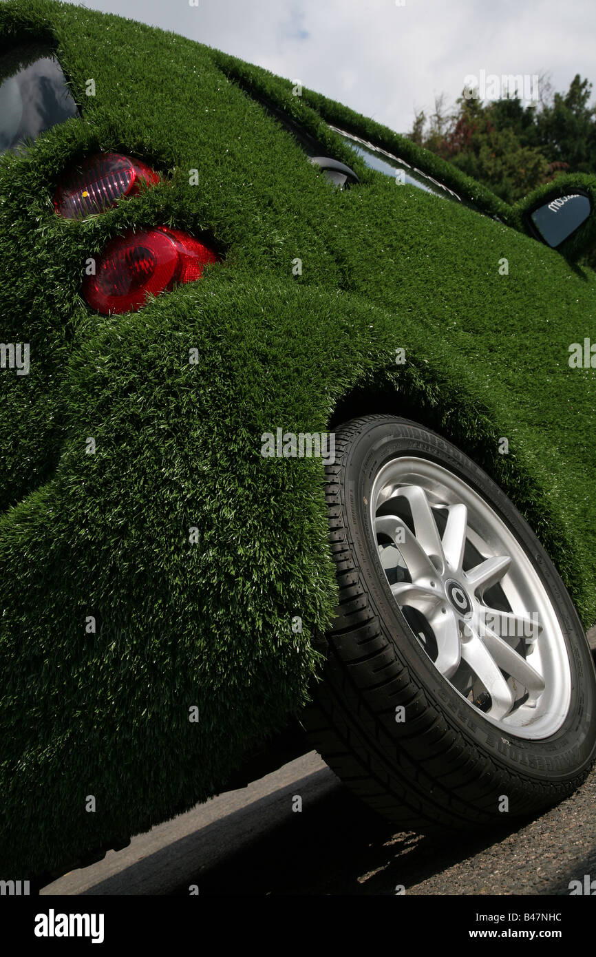 Smart car couvert de gazon artificiel Banque D'Images