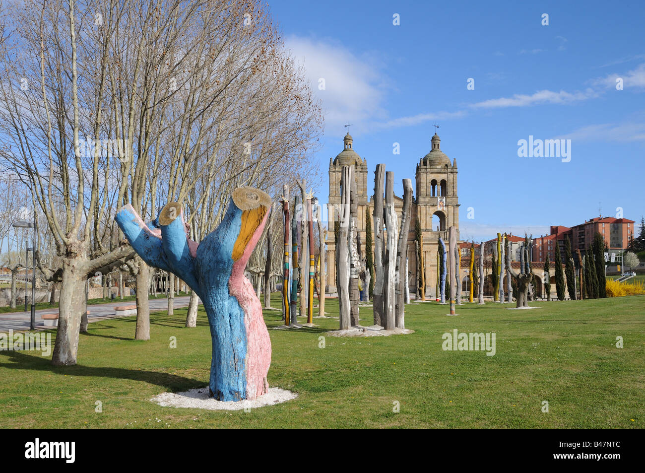 Le Bosque de arbres sculptés sculpté Olmos Secos et l'église Iglesia de la Santissima Trinidad del Arrabal Salamanque Espagne Banque D'Images