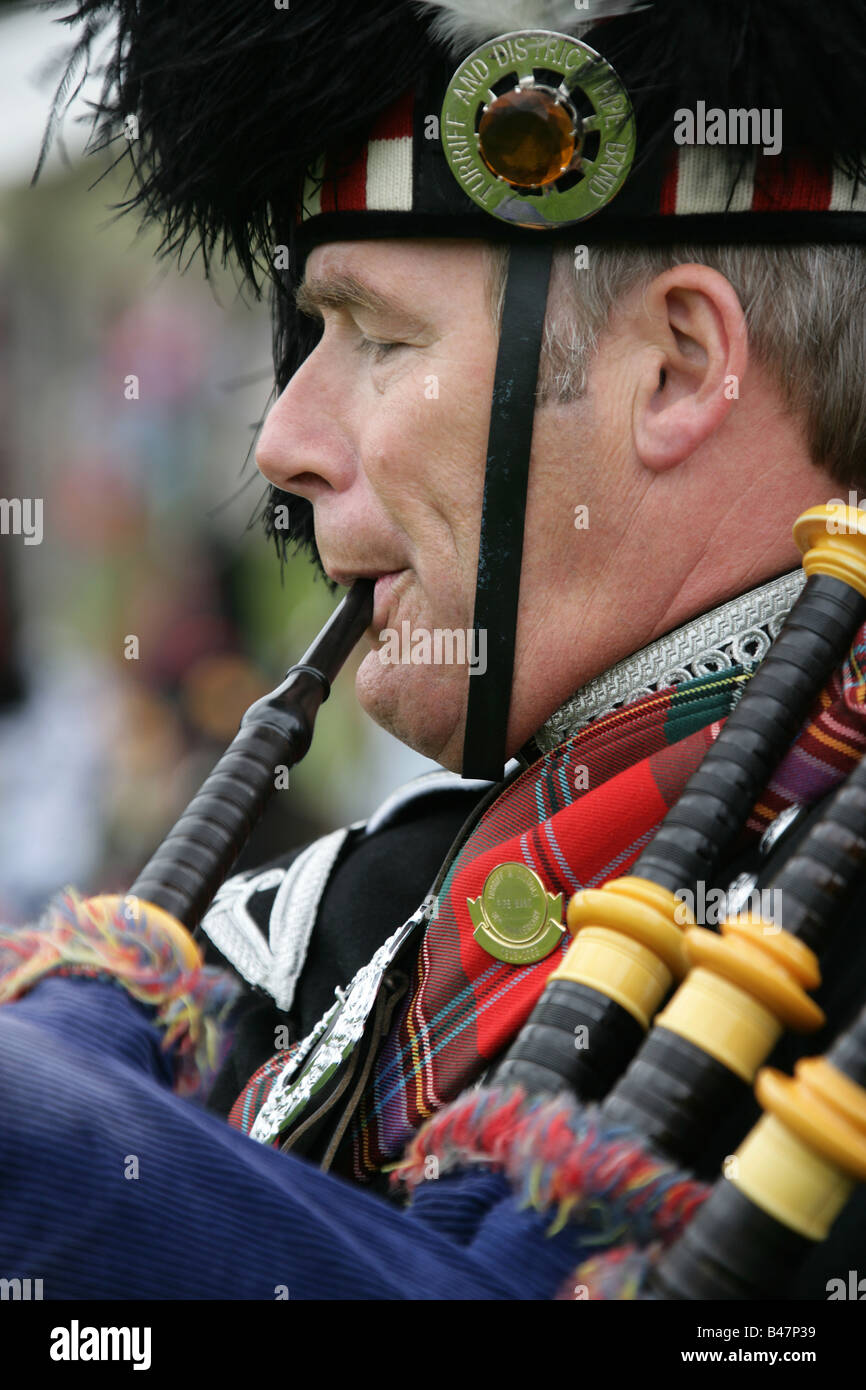 Village de Braemar, l'Écosse. La Turriff & District Pipe Band à la collecte de Braemar jeux. Banque D'Images