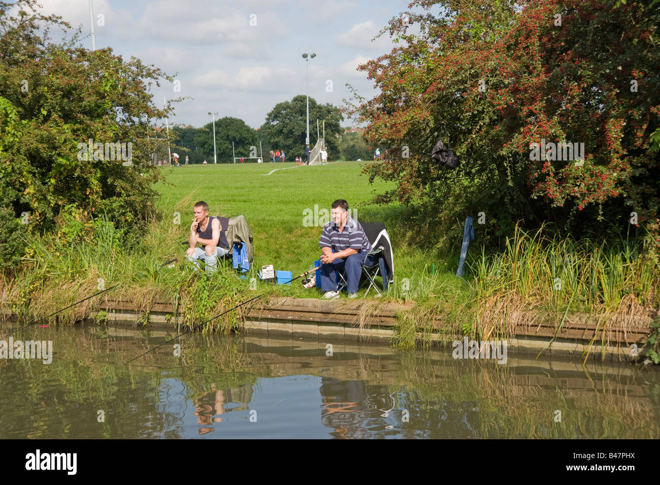 Deux hommes la pêche sur les rives du Grand Union canal ouest de Londres Banque D'Images
