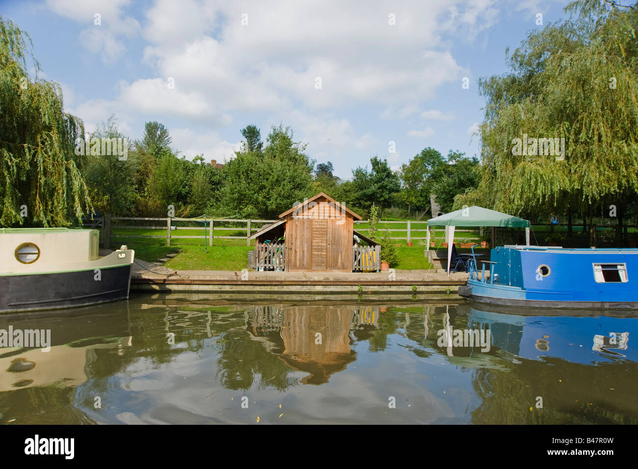 Mouillage au bord de l'eau avec deux bateaux et un chalet Grand Union canal ouest de Londres Banque D'Images
