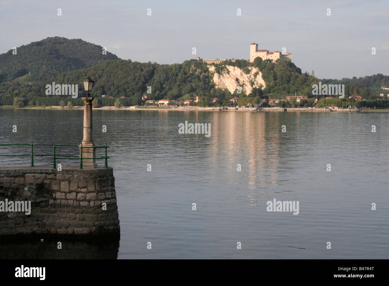 Le Lac Majeur, en Italie, en Europe, avec au loin le château de Angera Banque D'Images