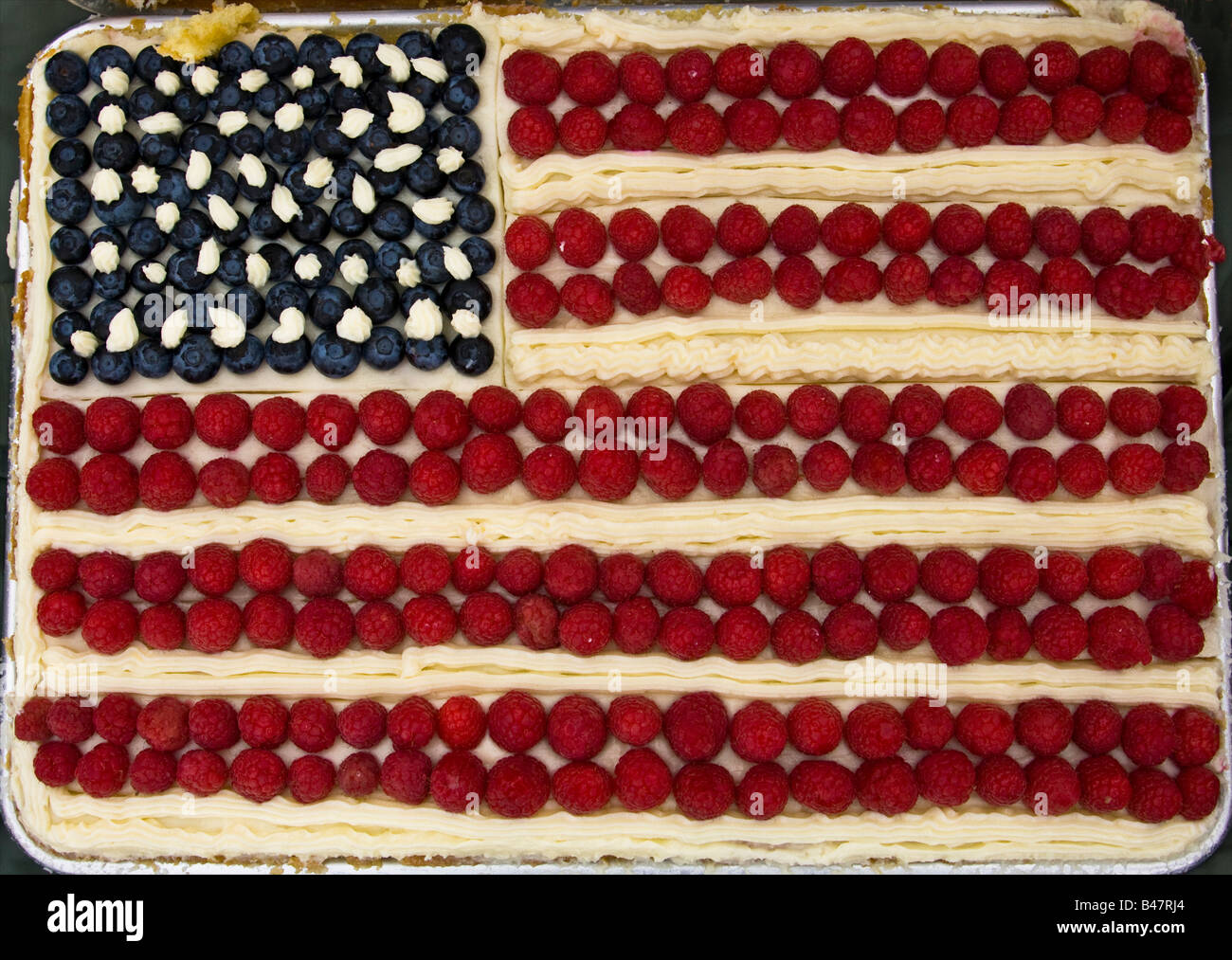 Un Drapeau Americain Gateau Avec Etoiles Et Rayures Framboise Myrtille Photo Stock Alamy