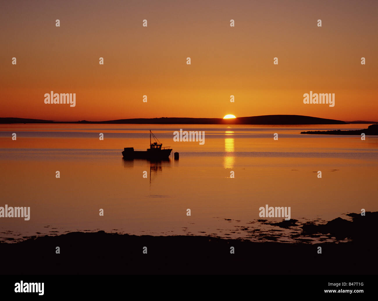 dh St Marys Bay Scapas Flow HOLM ORKNEY coucher de soleil écossais bateau de pêche royaume-uni pittoresque mer orange île ecosse encore eau personne Banque D'Images