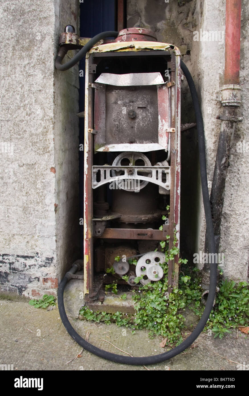 Une vieille pompe à essence en état avancé de désintégration, Carmarthen Carmarthen, pays de Galles, Royaume-Uni Banque D'Images