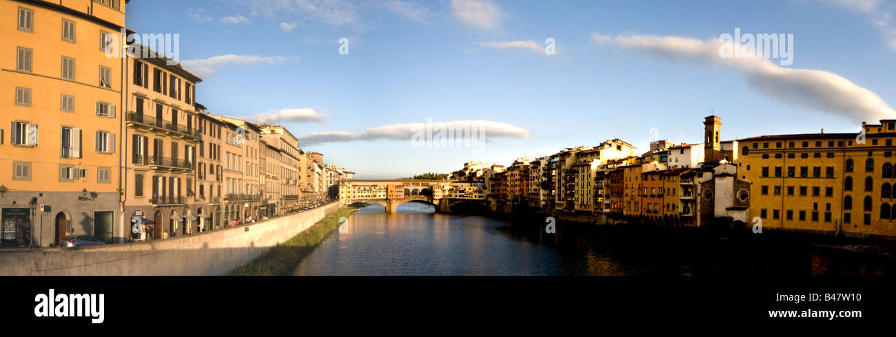 Ponte Vecchio Vue Panoramique, en début de soirée Banque D'Images
