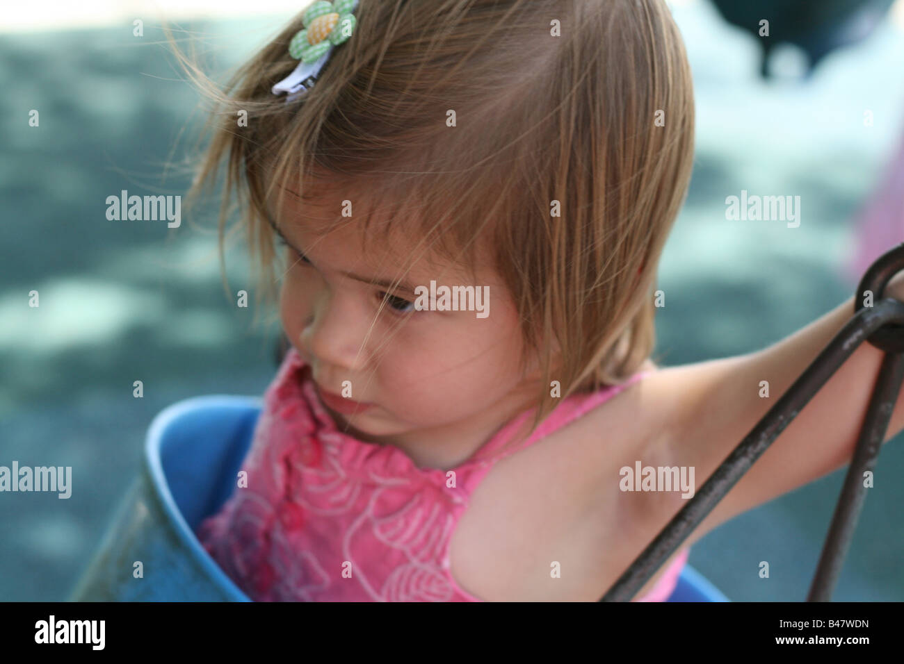 A 21 Mois Bebe Fille Est Assis Dans Une Balancoire A L Aire De Jeux Sur Une Chaude Journee D Ete Photo Stock Alamy