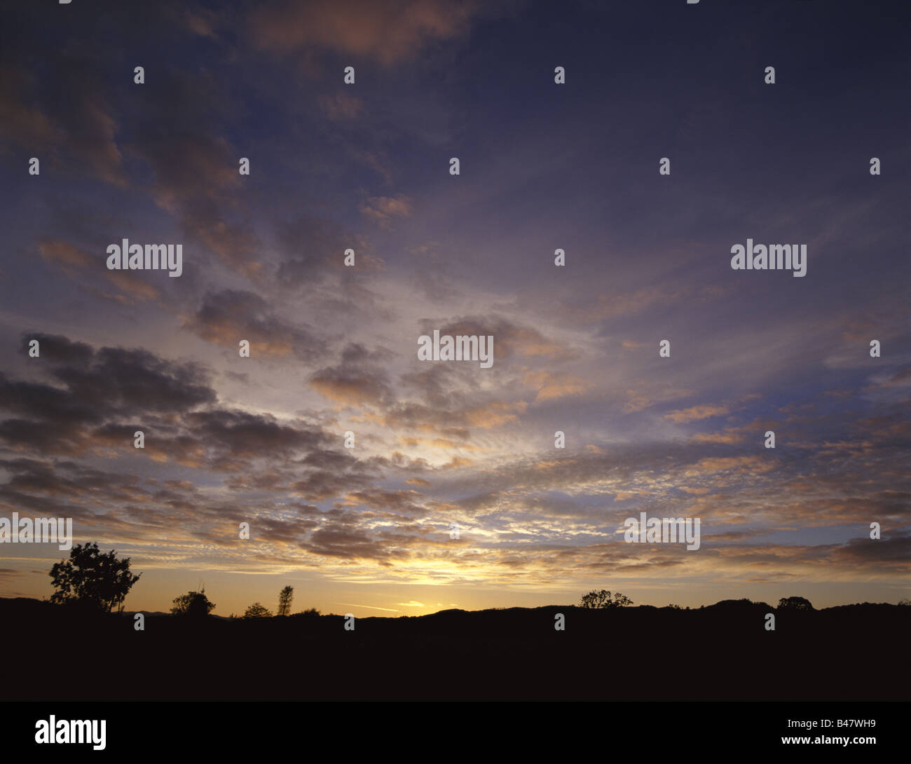 Dh KILMARTIN ARGYLL Kilmartin valley sunset orange rose nuages gris et purple sky Banque D'Images