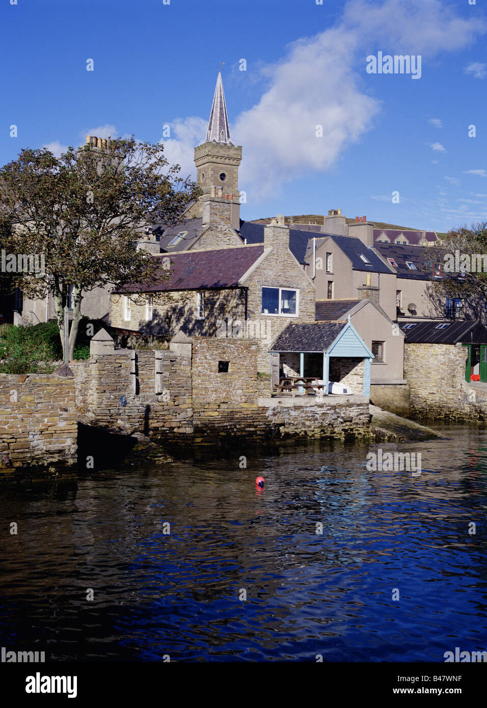 dh Scottish Waterfront port STROMNESS ORKNEY bateau dérapages de maisons église steeple ville écosse maison port royaume-uni Banque D'Images