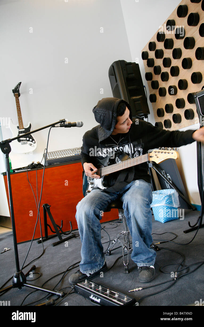 Août 2008 - Les jeunes adolescents à jouer de la musique à la maison de la culture du Groenland Nuuk Banque D'Images