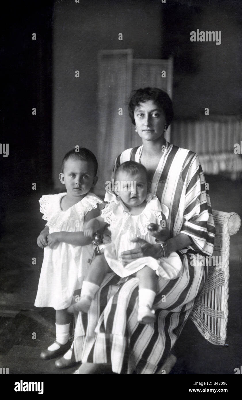 Antonia, 7.10.1899 - 31.7.1954, la princesse de Bavière 7.4.1921 - 31.7.1954, avec ses enfants le prince Henry et la princesse Irmingard, carte postale, photo de Josef Schmied, 1924, Banque D'Images