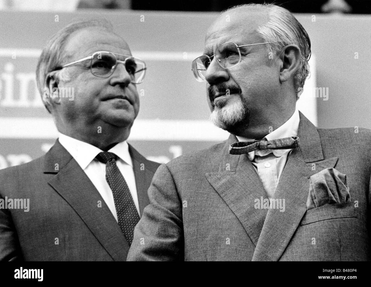 Kohl, Helmut, * 3.4.1930, politicien allemand (CDU), chancelier de l'Allemagne 1982 - 1998, demi-longueur, avec le porte-parole du gouvernement Hans 'Jhonny' Klein, se rallie à la campagne électorale européenne, Munich, Marienplatz, 15.6.1989, Banque D'Images
