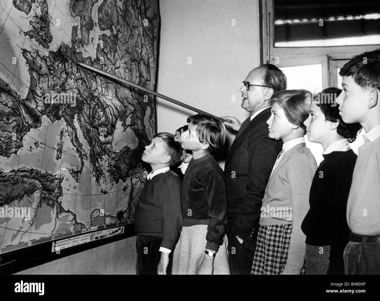 L'éducation, l'école, la leçon, la géographie, l'enseignant avec l'élève devant une carte européenne, Allemagne, vers 1960, Banque D'Images