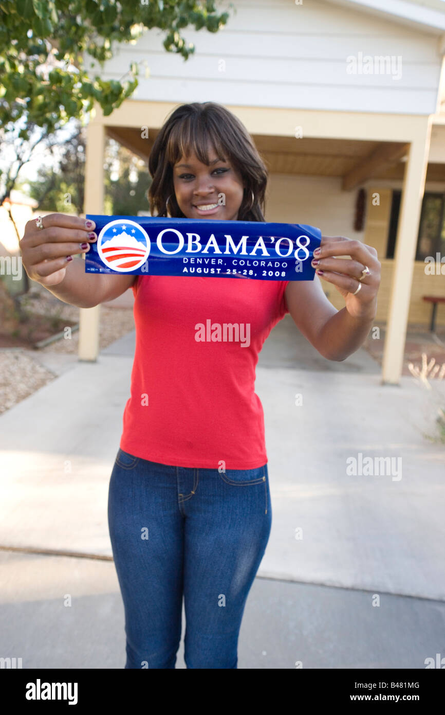 African American teenager holding campagne présidentielle de Barack Obama autocollant et smiling Banque D'Images