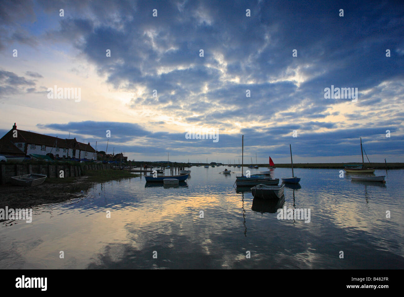 Bateaux à Burnham Overy Staithe sur la côte de Norfolk. Banque D'Images