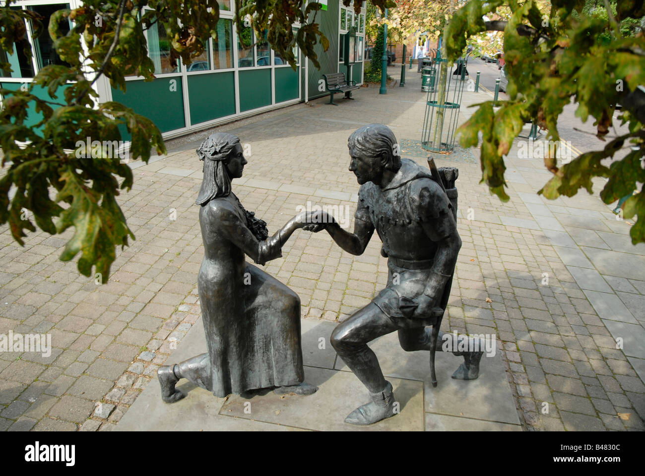 Statue de la Mariage de Maid Marian et Robin Hood à Edwinstowe Dorset UK Banque D'Images