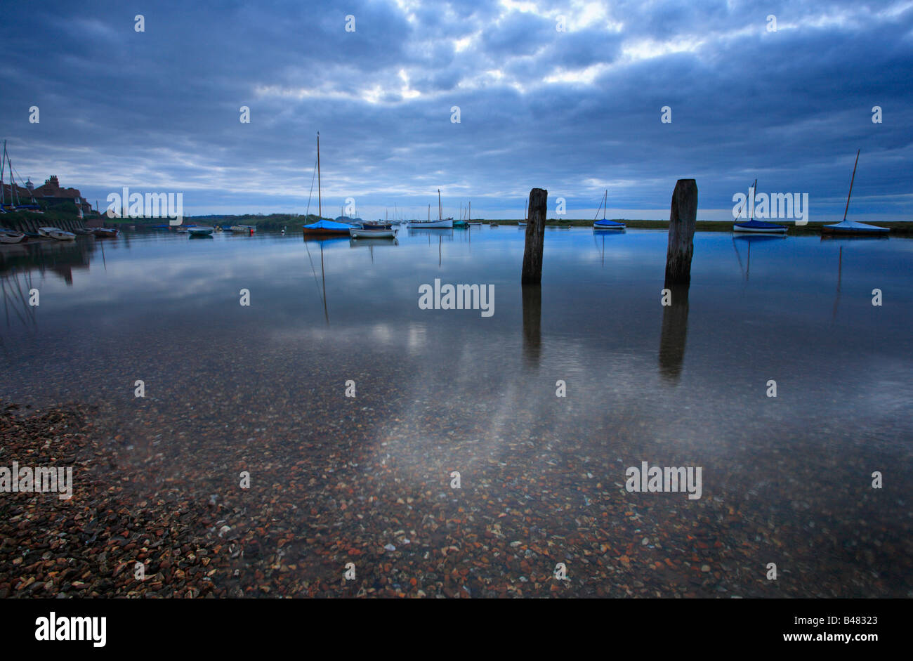 Bateaux à Burnham Overy Staithe sur la côte de Norfolk. Banque D'Images