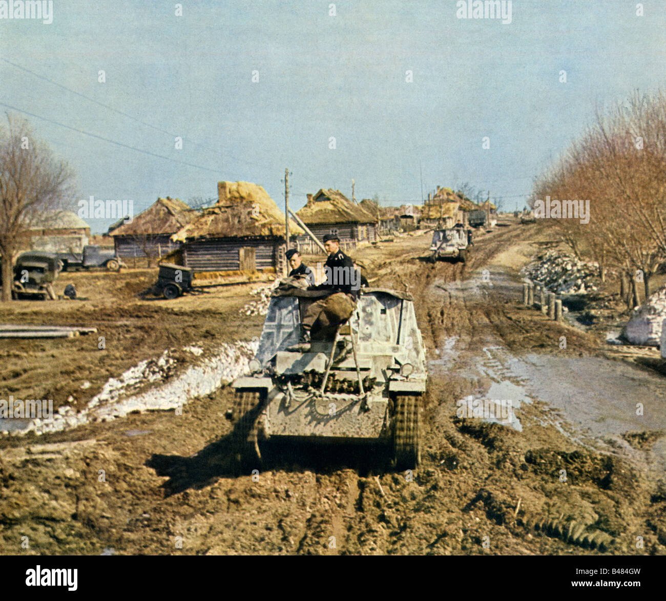 Automoteur de boue russe de la Wehrmacht, lecteurs d'armes à feu à travers un village sur le front de l'Est au début de la campagne de Russie Banque D'Images