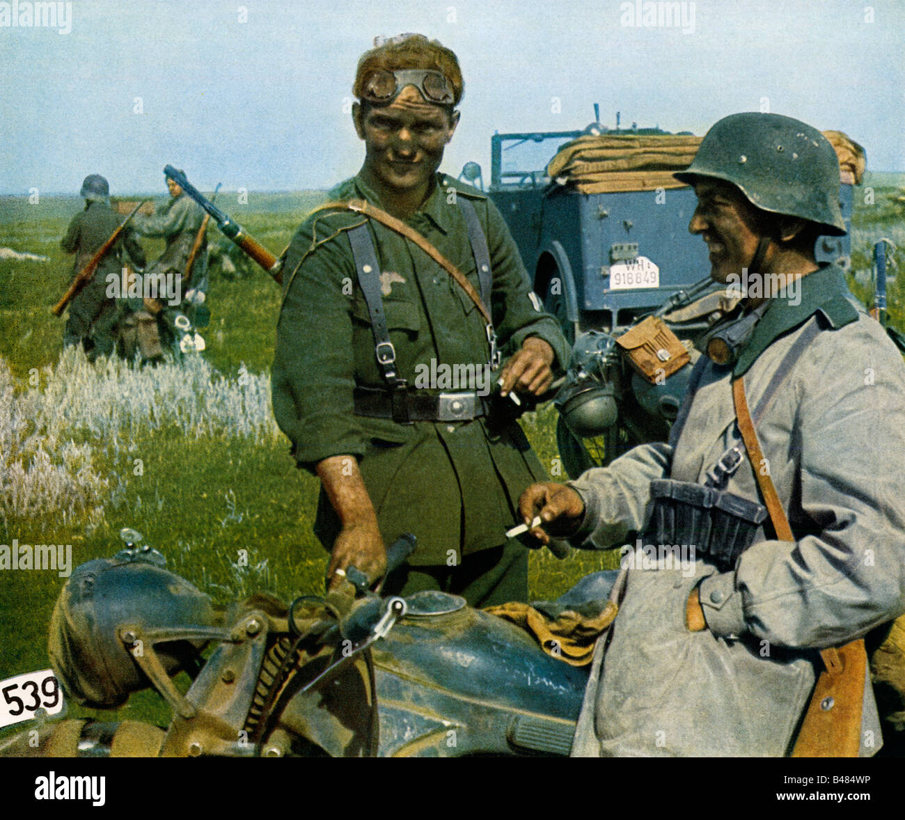 Pause-Cigarette Wehrmacht messagers moto allemande sur le front de l'Est dans la campagne de Russie, 1939-45 Banque D'Images