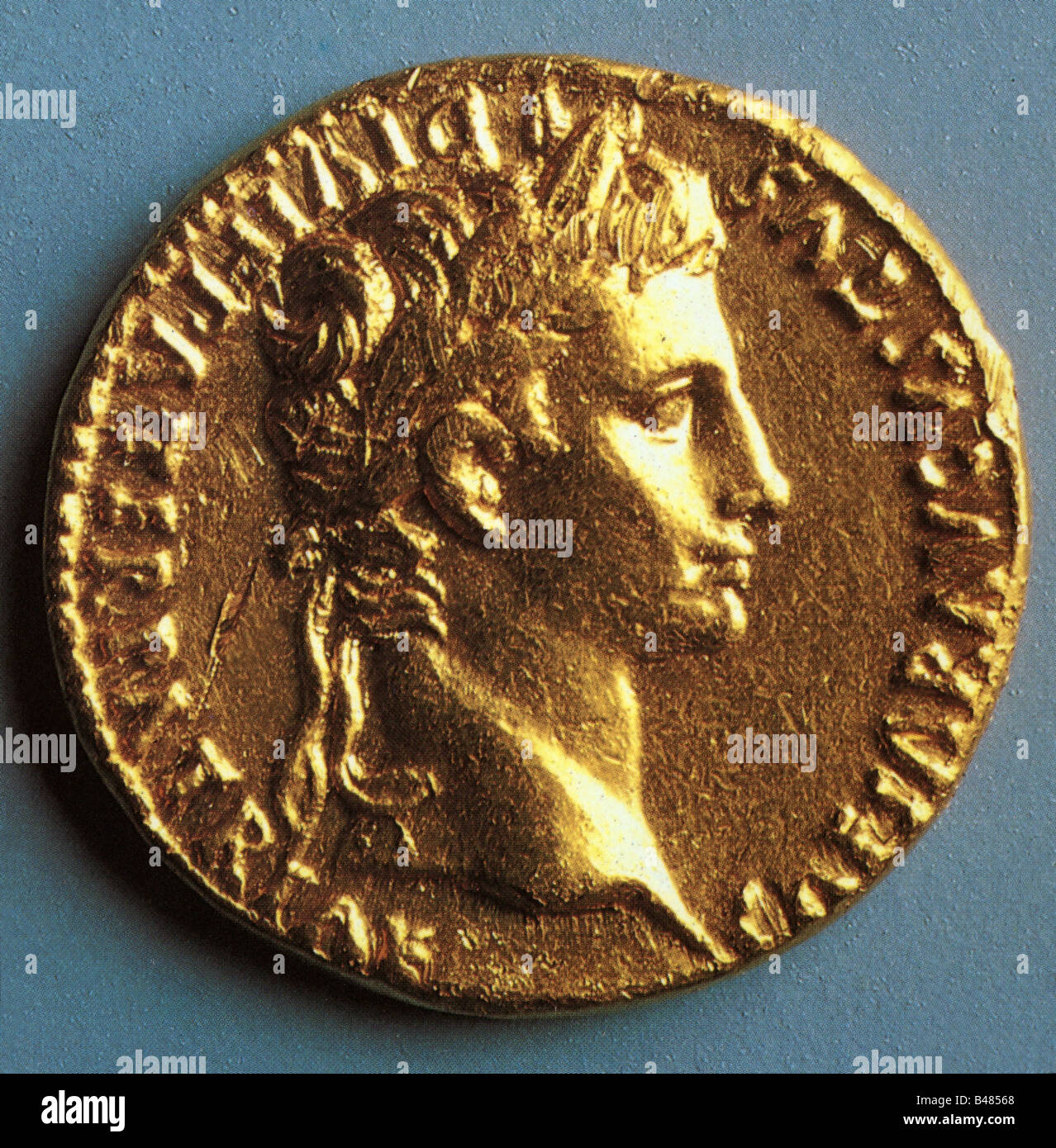 Augustus (Imperator César Augustus), 23.9.63 BC - 19.8.14 AD, empereur romain 13.1.27 BC - 19.8.14 AD, portrait, vue latérale, pièce de monnaie, or (aureus), Musée d'Histoire culturelle Osnabrück, Banque D'Images