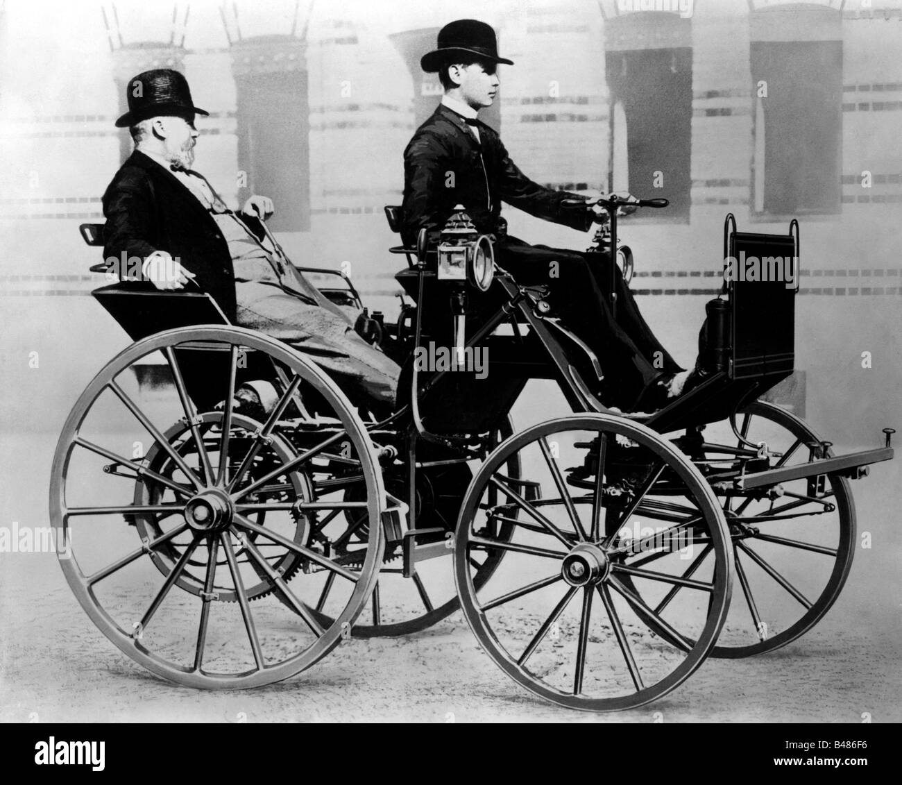 Daimler, Gottlieb Wilhelm, 17.3.1834 - 6.3.1900, ingénieur allemand, inventeur, à l'arrière du premier autocar Daimler, 1886, Banque D'Images