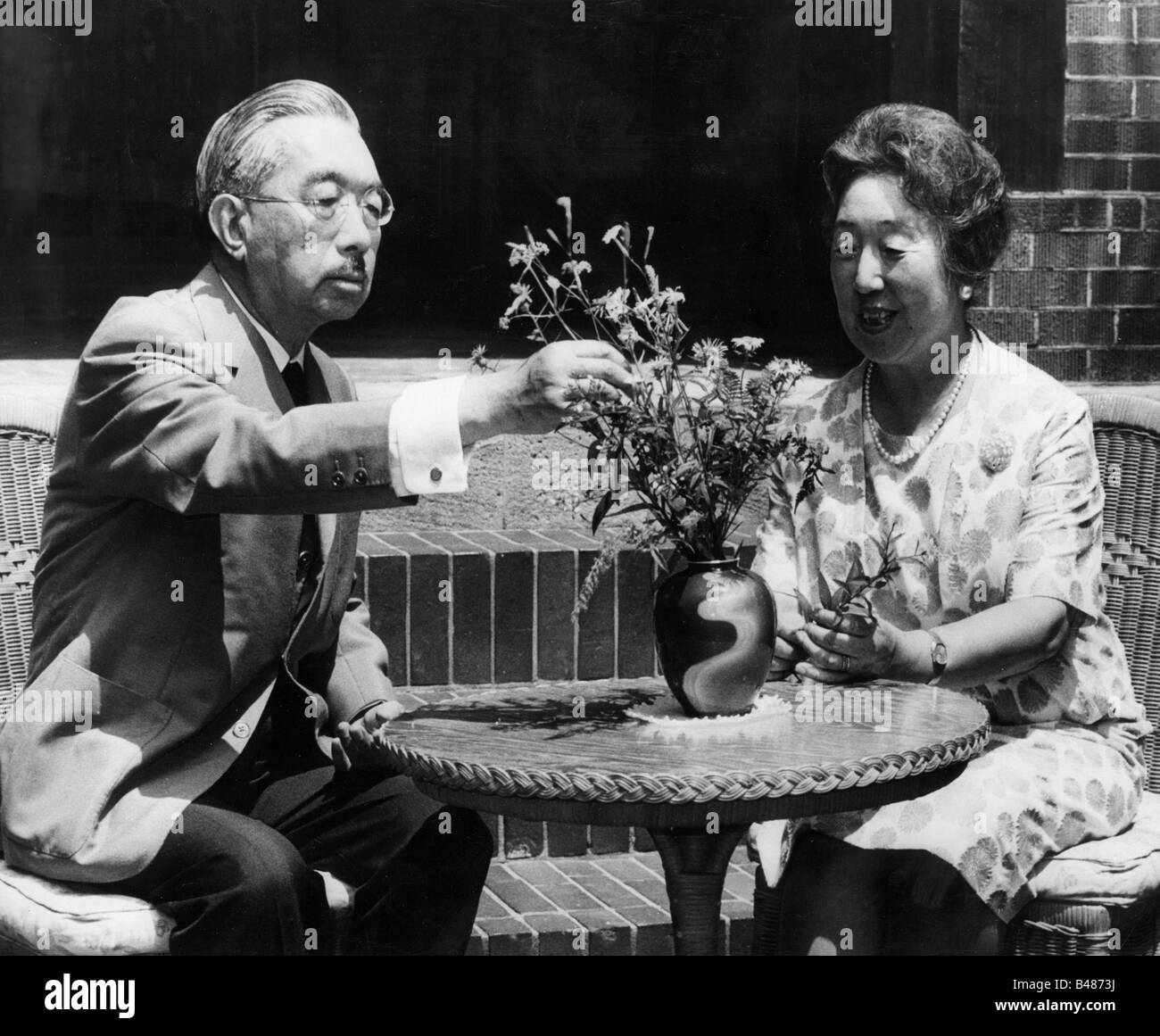 Hirohito, 29.4.1909 - 7.1.1989, Empereur du Japon, demi-longueur, avec sa femme Nagako, dans le jardin du Palais impérial, Tokyo, 2.9.1971, Banque D'Images