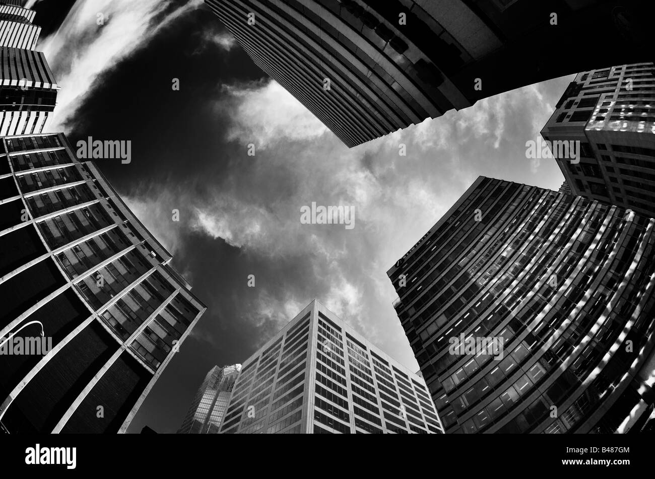 Les nuages tourbillonnant plus hauts gratte-ciel Banque D'Images