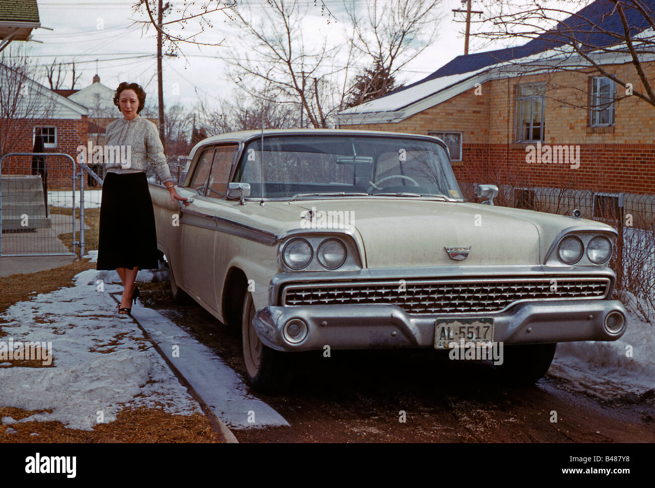 Ford Galaxie 2 portes · avec femme propriétaire, Colorado, USA, 1960 Banque D'Images