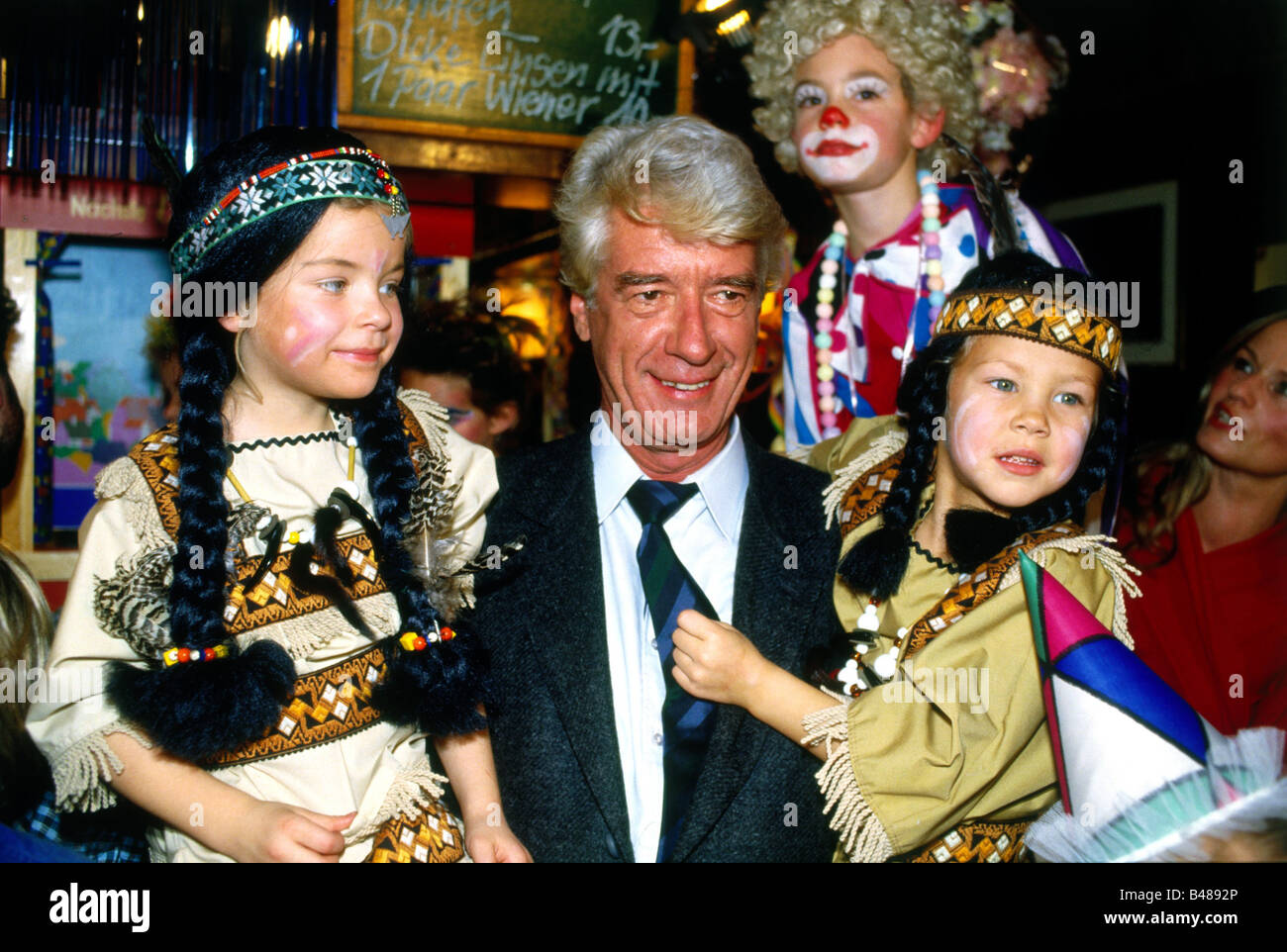 Carrell, Rudi, 19.12.1934 - 7.7.2006, artiste néerlandais de spectacle, demi-longueur, pendant l'événement carnaval, avec enfants, années 1990, Banque D'Images